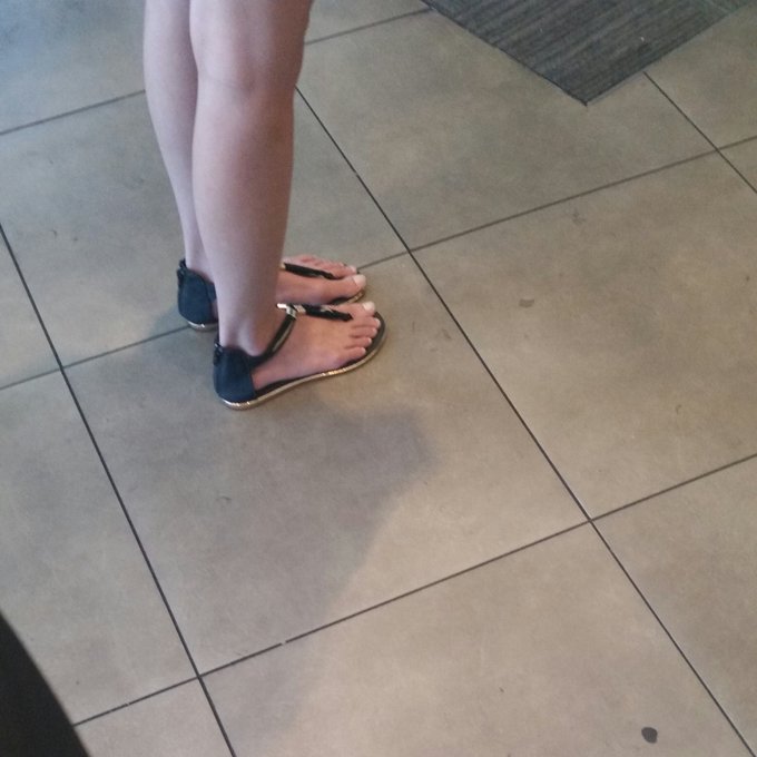 She wasn't white but her feet were amaze! #AsianToes #barefoot in #sandals https://t.co/1fb6qUZolr<a href="/tag/asiantoes"class="tags">#AsianToes</a><a href="/tag/barefoot"class="tags"><span>#barefoot</span></a><a href="/tag/sandals"class="tags"><span>#sandals</span></a>