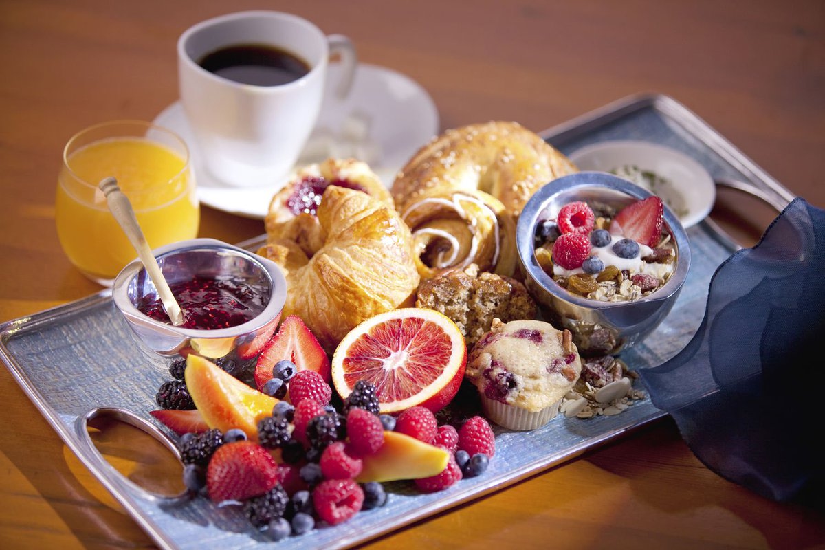 WEXAS's tweet photo. We love the #breakfast spread @TheBreakers #PalmBeach...delicious! https://t.co/uSeISagHnx #wexas @PalmBeachesFL https://t.co/f9cFjUwFA8
