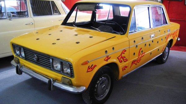 smassamalaga's tweet photo. ¿En qué película española de comedia negra, dirigida por @alexdelaIglesia, aparece este coche? #Cochesdecine https://t.co/euYSH3U1g1