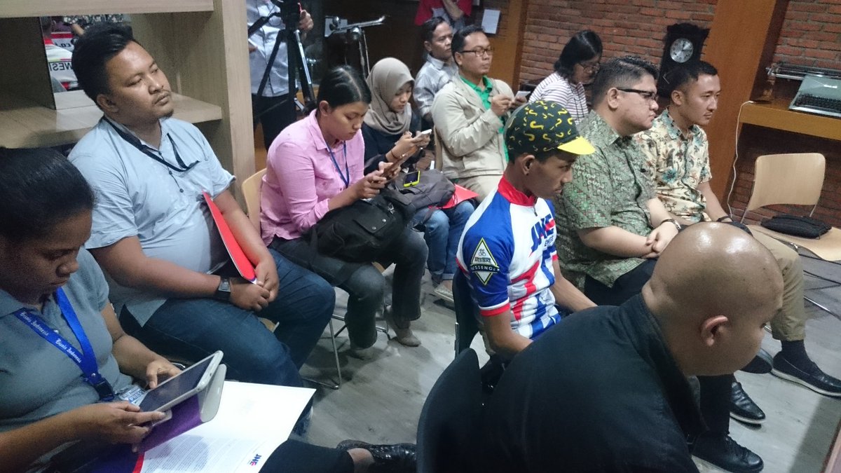 JNE_ID's tweet photo. Press conference, JNE oleh Bp. Eri Palgunadi selaku VP Marketing dan @WMSwestbike Bp. Hendi Rakhmat #JNEWMS https://t.co/QJIwdvJDvH