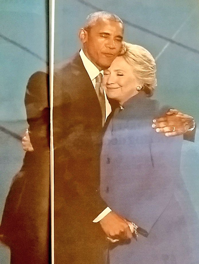 michieldijkman's tweet photo. Je vraagt je meteen af: Waar zouden ze nu (echt) aan denken? #DemocraticConvention #HillaryClinton #ObamaHug https://t.co/6bwxEQNu9v