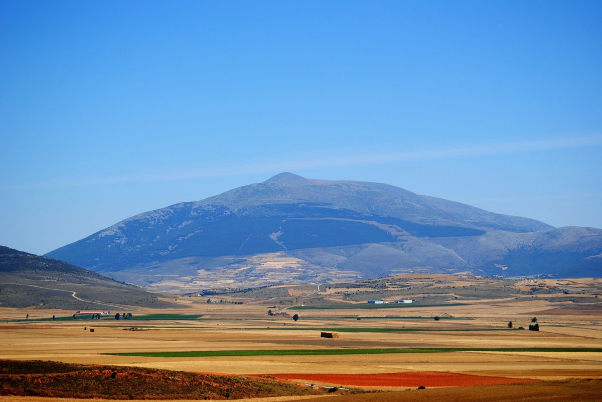 OrtegahOrtega's tweet photo. #Moncayo desde #Castilruiz #Soria @TurismoSoria @sorianitelaimag @Soriaestademoda @rrequenab @pablosn_meteo https://t.co/k2To92CRq9