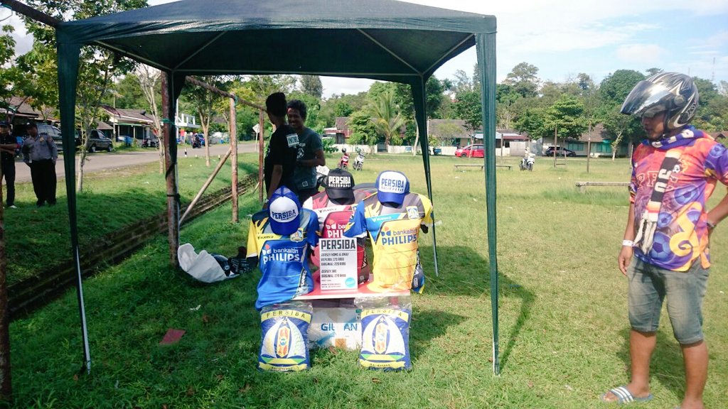persibafc_media's tweet photo. Hari ini ada stand jualan baju original Persiba di depan loket ekonomi ya.Yg belum ada silahkan mampir dan borong.😃 https://t.co/7PBtLGABwx