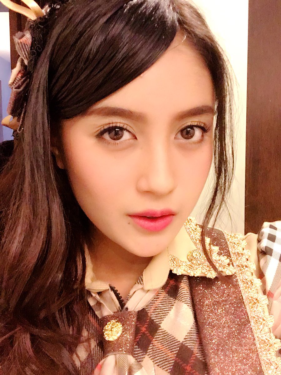 [INFO] Malam Ini <a href="/nabilahJKT48/">Yeah... :v</a> Sudah Kembali Tampil di Setlist Theater no Megami. Jaga Kesehatan ;) #SemangatNabilah