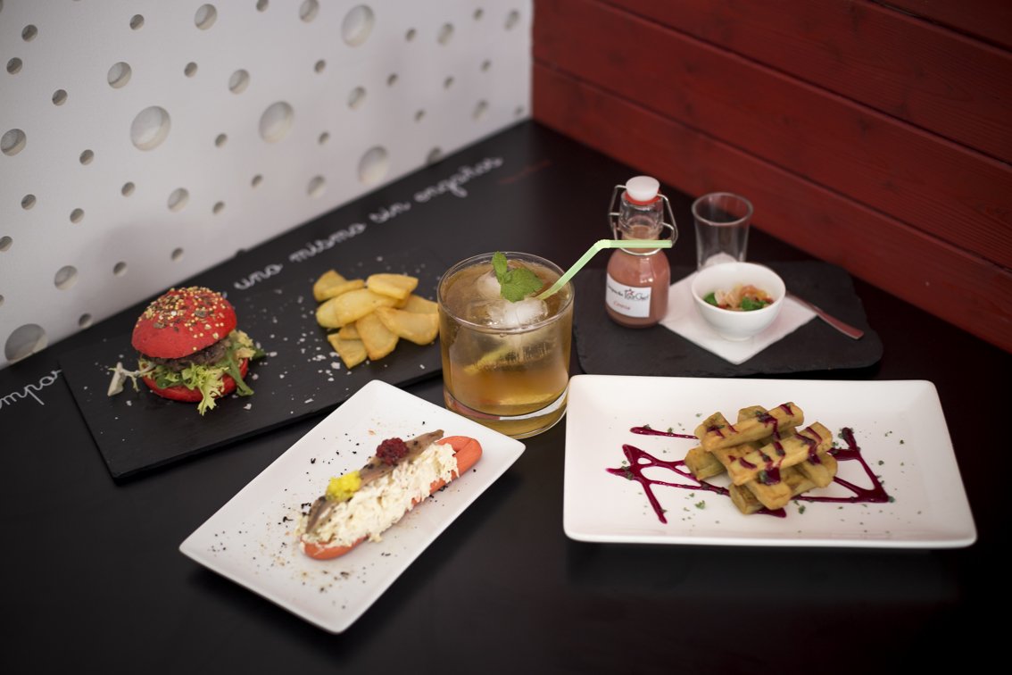 toutchefct's tweet photo. ¡EXTRA! ¡EXTRA!

La cena perfecta:
4 Tapas + 1 Mojito: 15 €

En agosto, a partir de las 20:30h.

#ToutChef #Agosto https://t.co/dcWLdOBmhP