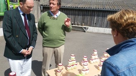 Prefet27's tweet photo. Le  Préfet de l’#Eure visite La Ferme des @Peupliers27 à  l’invitation de son PDG  François Chedru   #Flipou https://t.co/IqOQ9pkBGO
