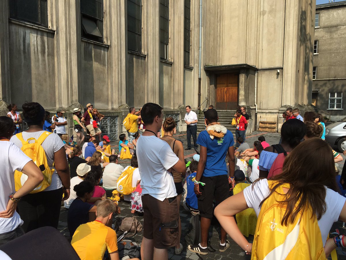 DariuszBartocha's tweet photo. Generał z młodzieżą z Francji i Belgii #sym2016, #Krakow2016, #salezjanie, #SDB , #FMA, https://t.co/GQsfgSFAP5