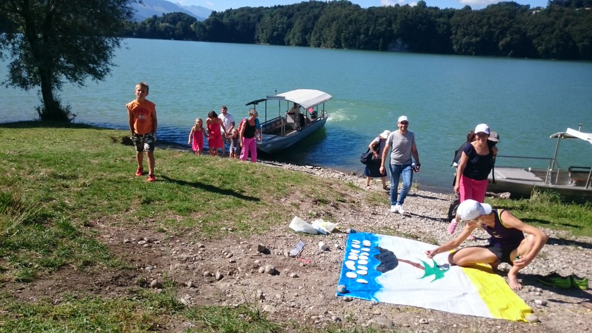 ilesRTS's tweet photo. Venez nous rejoindre pour la dernière émission à l'île d'Ogoz! Des bateaux font la navette! #îlesRTS https://t.co/UYO6nMElWq