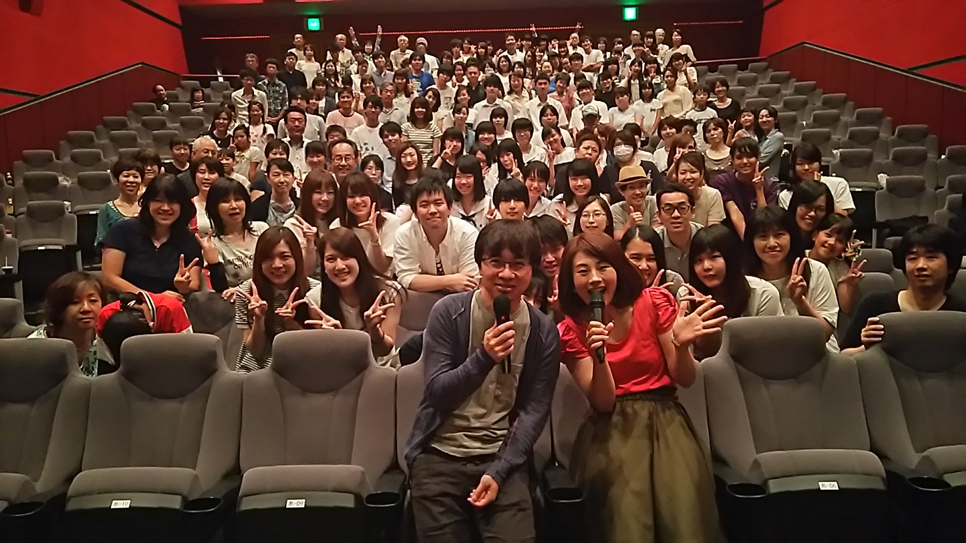 映画 君の名は 福井テアトルサンクの皆様と記念撮影 監督のお話を思い出しながらぜひ映画を堪能していただけると嬉しいです 宣伝h 君の名は T Co Rq778qig9m Twitter