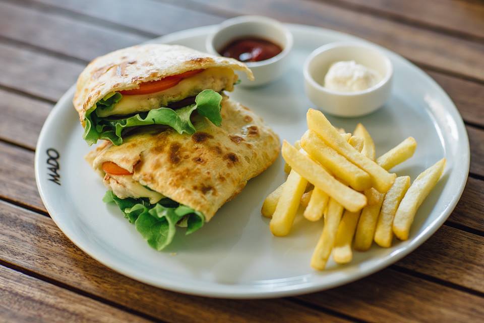 Bu gün nahara MADO restoranı "Havalı çörəkdə ət köftə"nin dadına baxmağa dəvət edir. Nuş olsun!
#aztwi mado #lunch