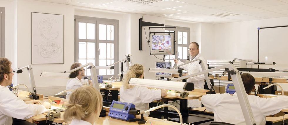 Delos_Comm's tweet image. Nostalgique des cahiers de vacances ? La Fondation de la haute horlogerie a pensé à vous... ow.ly/dJJP302IQzO