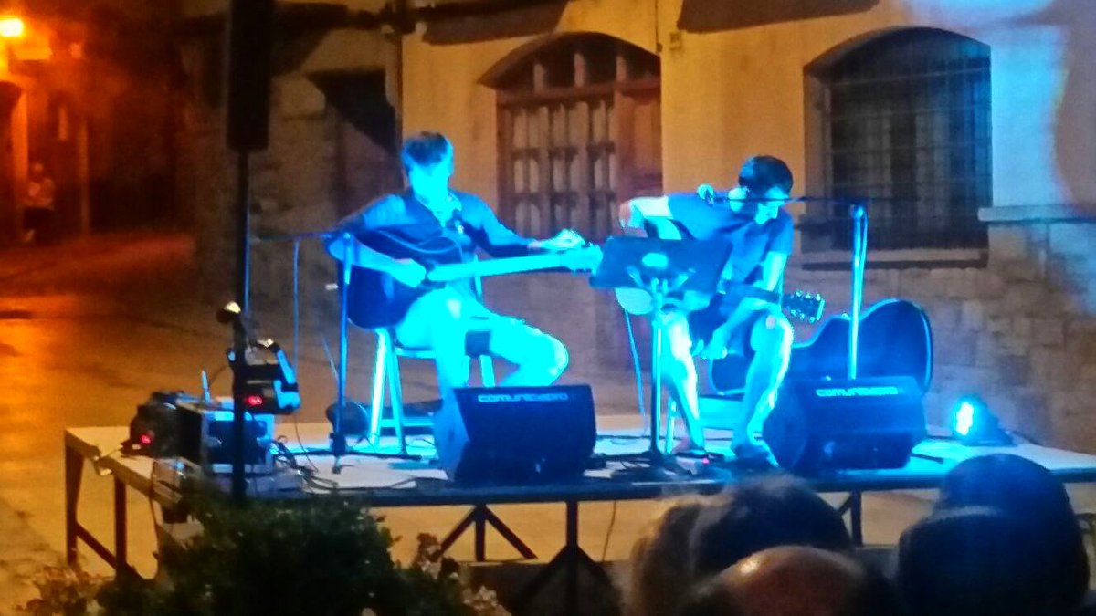 AjuntamentTora's tweet photo. Actuació de @filferroduet a #Torà, una gran vetllada! #viulestiualaVall @valldellobregos @SomSegarra @aralleida https://t.co/MbWNuYJigS