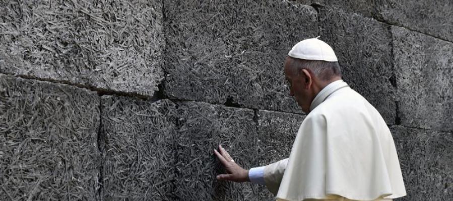 A3Noticias's tweet photo. El Papa recorre en silencio el campo de exterminio de Auschwitz  https://t.co/dEQrmYqvs8 https://t.co/o21hQGVuhX