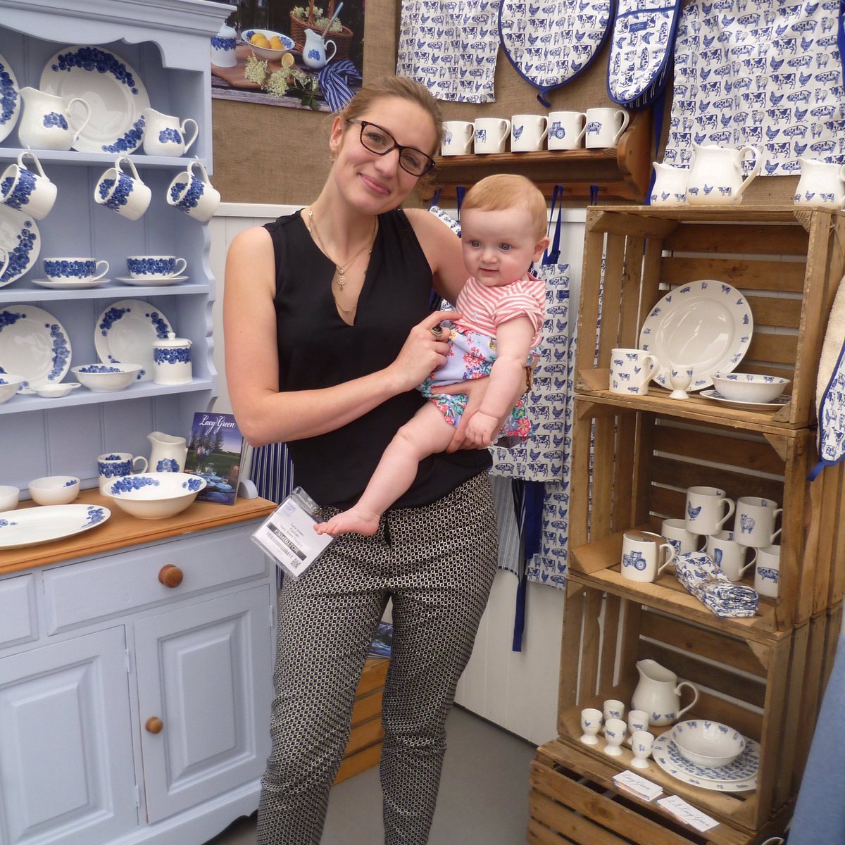 lucygreendesign's tweet photo. My favourite photo from @Home_And_Gift last week- my little helper visiting mummy's stand #HomeAndGift16 #heatwave https://t.co/U9aL4Yq808