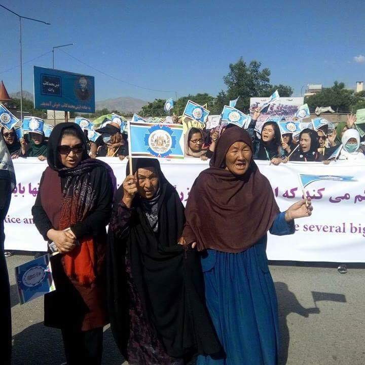 GulBigoom's tweet image. حتي از پا وچشم افتاده ترين آجه(مادربزرگ) به خيابان ميريزد تا از حقوق و سرنوشت فرزندان خود مطمئن شوند
#enlightenment