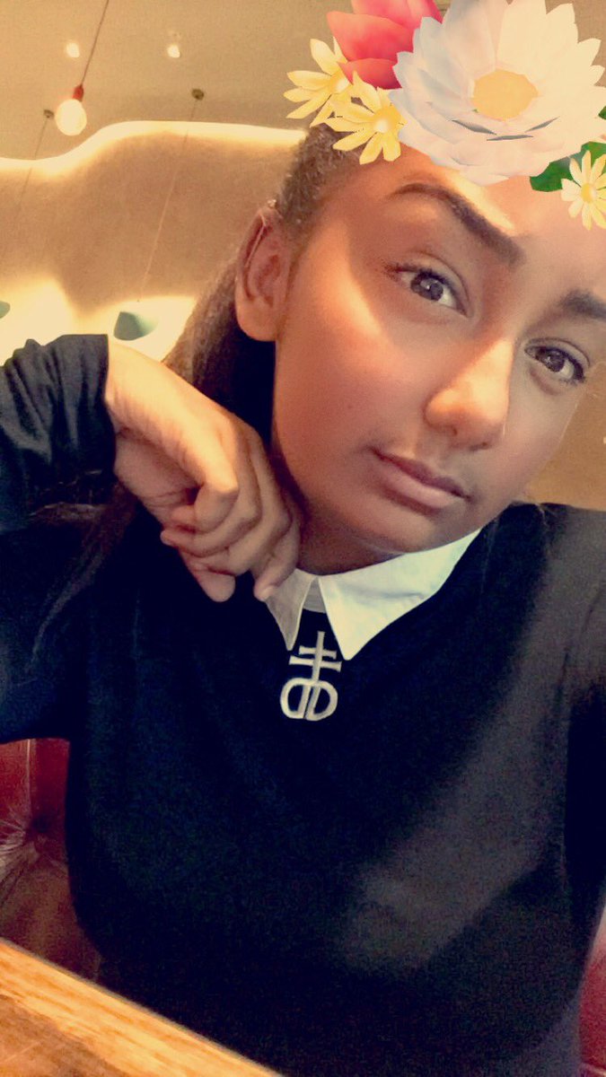 anaisnin02's tweet photo. #selfiesforbos because I'm in the uk and it sucks not being able to meet @diegosaurs_ and hug him so bad 😭❤️ https://t.co/Mo40PTLCPx