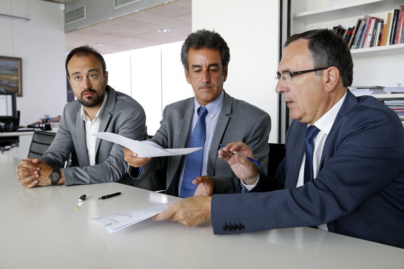 cantabriaes's tweet image. Martín y Cruz Viadero firman el convenio para el desarrollo de Las Escabadas (#Torrelavega) 
cantabria.es/web/comunicado…