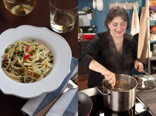 Gli spaghetti «salvavita» all’aglio, olio e peperoncino, oggi su #raccontidicucina #bestof ow.ly/pYi3302Izar