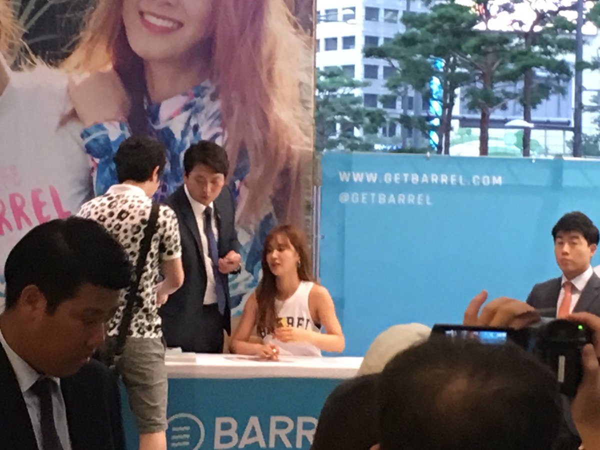 [PIC][29-07-2016]Yuri tham dự buổi Fansign cho thương hiệu “BARREL” vào chiều nay CohhuE2UkAAScA6