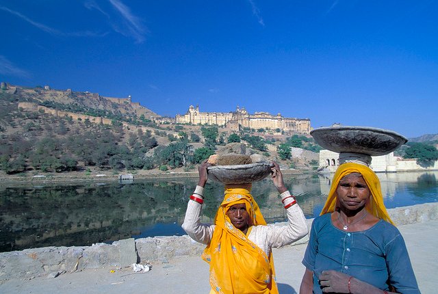 WorldBankGroup's tweet photo. A large majority of #Indians who escaped #poverty didn’t move into the middle class https://t.co/cCeW6W3Sw7 https://t.co/yDkw2lV3cu