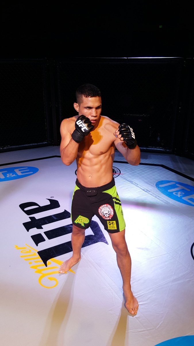 JonCruzTuck's tweet photo. OCTAGON FEENING 🇬🇺
#UFCMANILA 🇵🇭
#ITELIFEINMOTION
#MADEORIGINAL
#DNAINC
#SPRSYN https://t.co/Z2guQwX6Xf