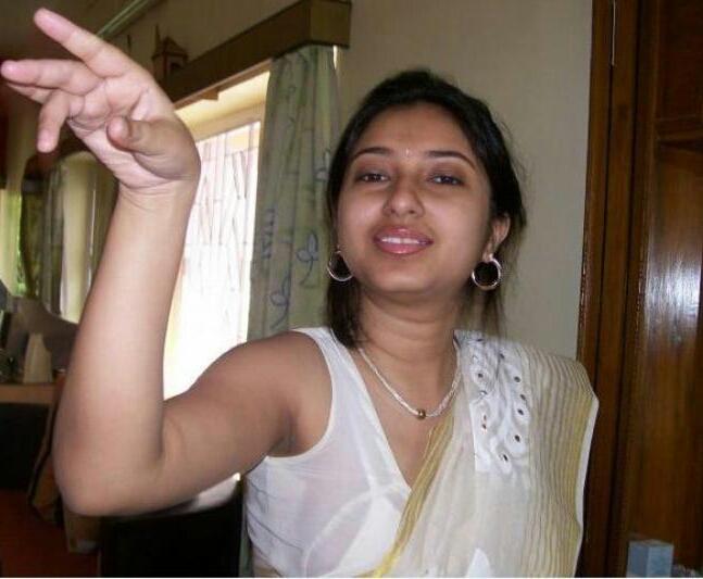 shweta bhabhi on X: Hot babesexy blouseBra line and side boob  visible..  / X