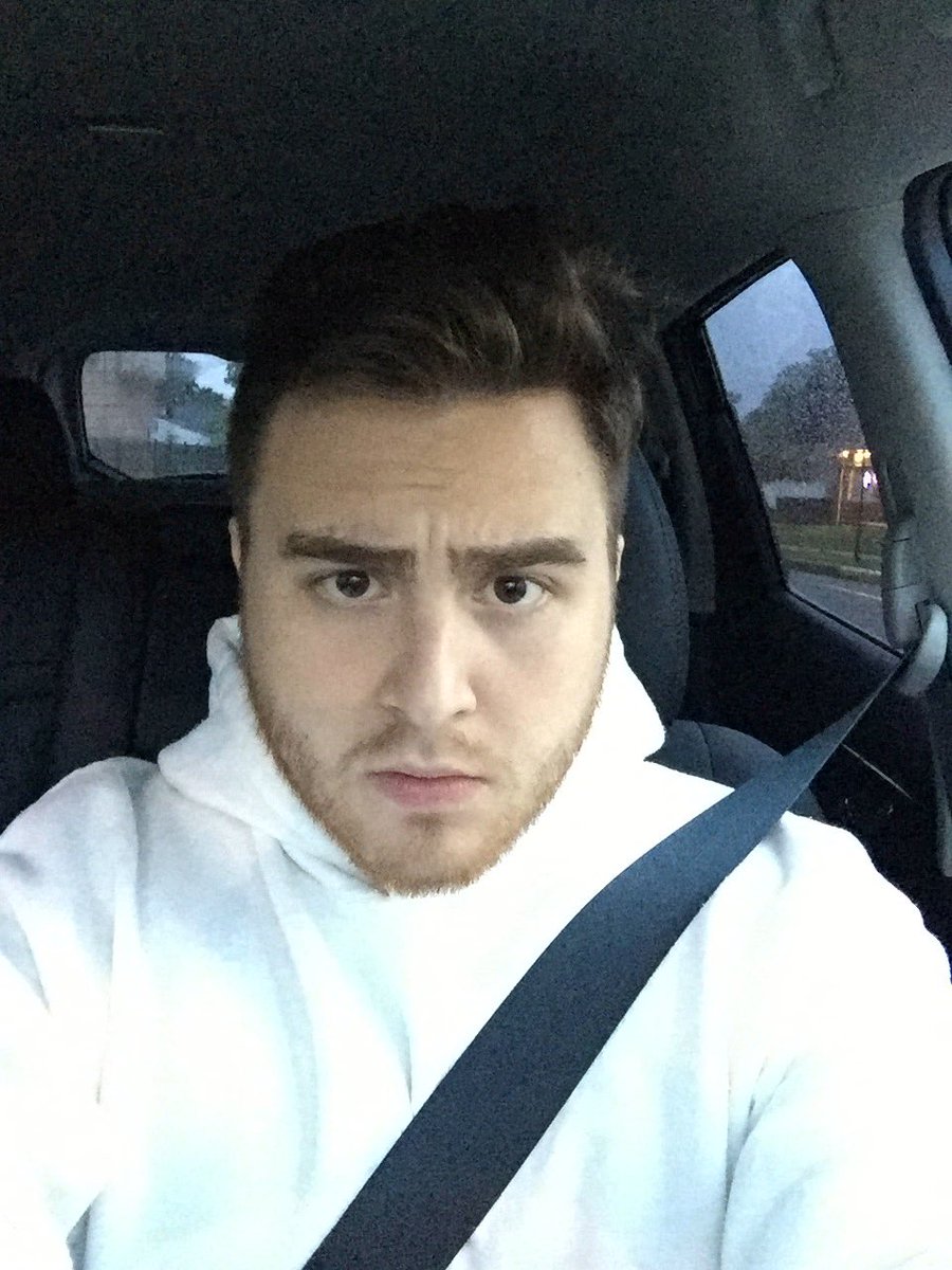 LosPollosTV's tweet photo. Goodnight. Yes, I have a neck. No, that isn't a marshmallow hoodie. https://t.co/udhOAlTNtt