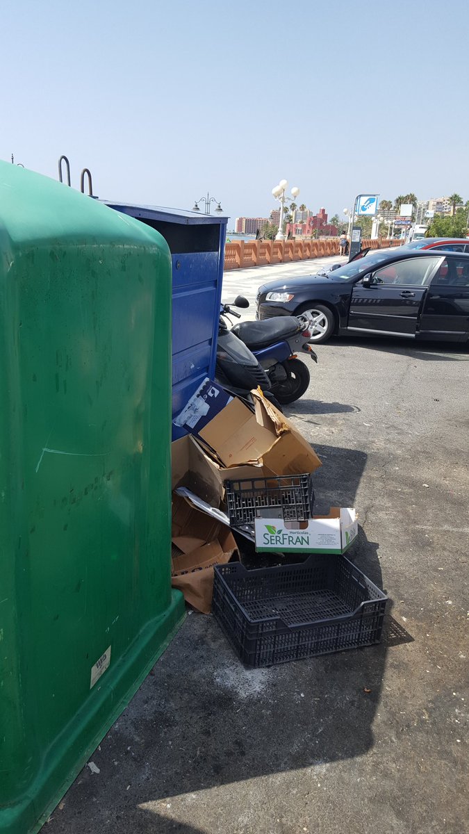 navas_victor's tweet photo. 12 de la mañana playa Santa Ana, contenedor vacío. Así es difícil mantener limpia la ciudad. #Colaboremos. https://t.co/10Trb6UzHz