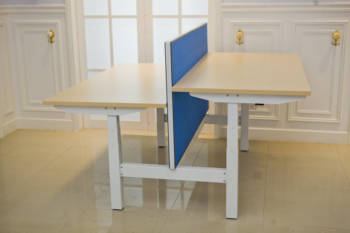Zhuolang0's tweet image. 4 motors H frame standing desk