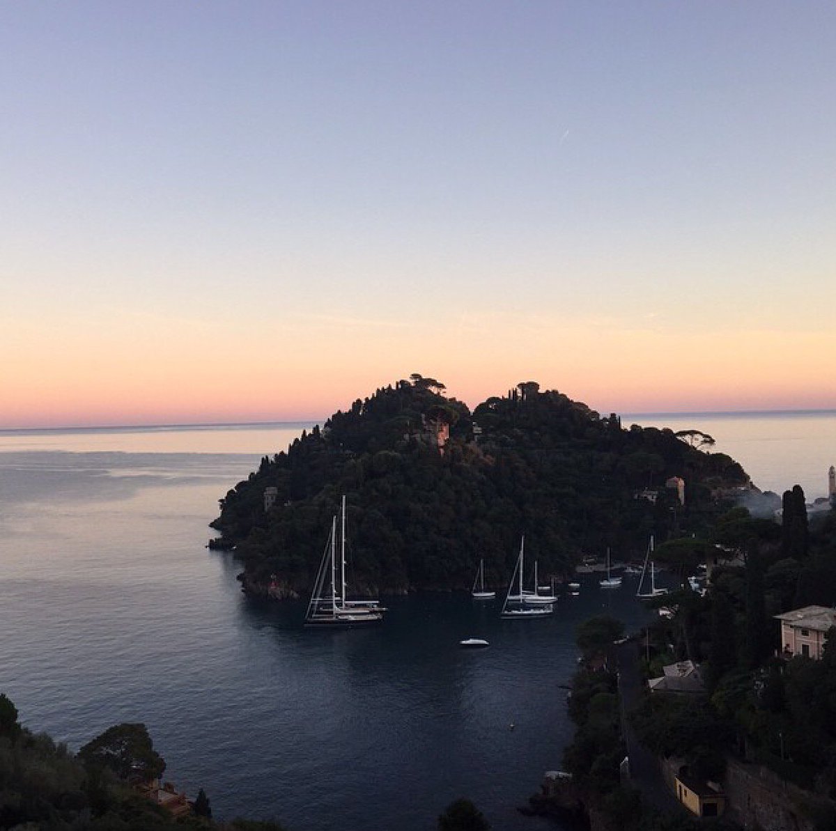 hotelsplendido's tweet photo. The enchanting colors of #Portofino at sunset. 
#BelmondPostcards by @dilekterziogluevents https://t.co/7kpVZCkZR8