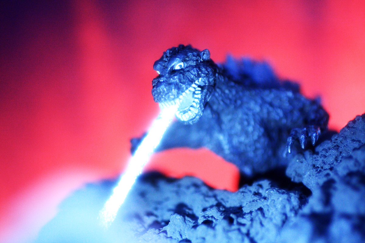 Heikayuuji Sur Twitter シン ゴジラも公開されたし 久々にこの画像でも再掲しとくか 昔買った初代ゴジラのヴィネット 放射能火炎は 適当な細い棒にアルミホイルを巻き付けただけ Ledライトを当てるとこんな感じになります シンゴジラ シン ゴジラ