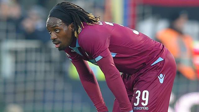 tribundergi's tweet photo. Trabzonspor'da Luis Pedro Cavanda'nın tesislerde anadan üryan dolaşması kriz yarattı. (Trabzonajans) https://t.co/A0OP2ruTDI