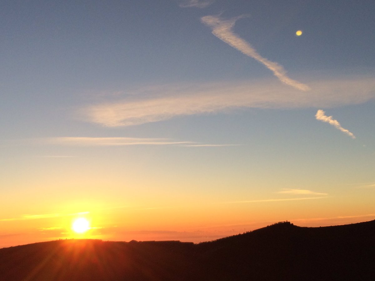 shallow_pluto's tweet photo. 富士登山行ってきた！山頂もお鉢巡りも行けて結構楽しかった(*´ω`)
御来光も影富士も無事見れて満足！ https://t.co/94fSzyLT6A