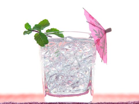 AmerDentalAssn's tweet image. #Tip: crush it, don’t cube. Chewing on hard foods, such as ice, can leave #teeth vulnerable to a dental emergency!