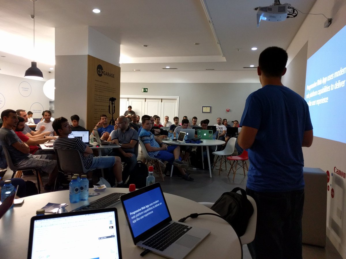 orestes_io's tweet image. Full room @circulogalicia for @GDGVigo&apos;s #PWADevSummit