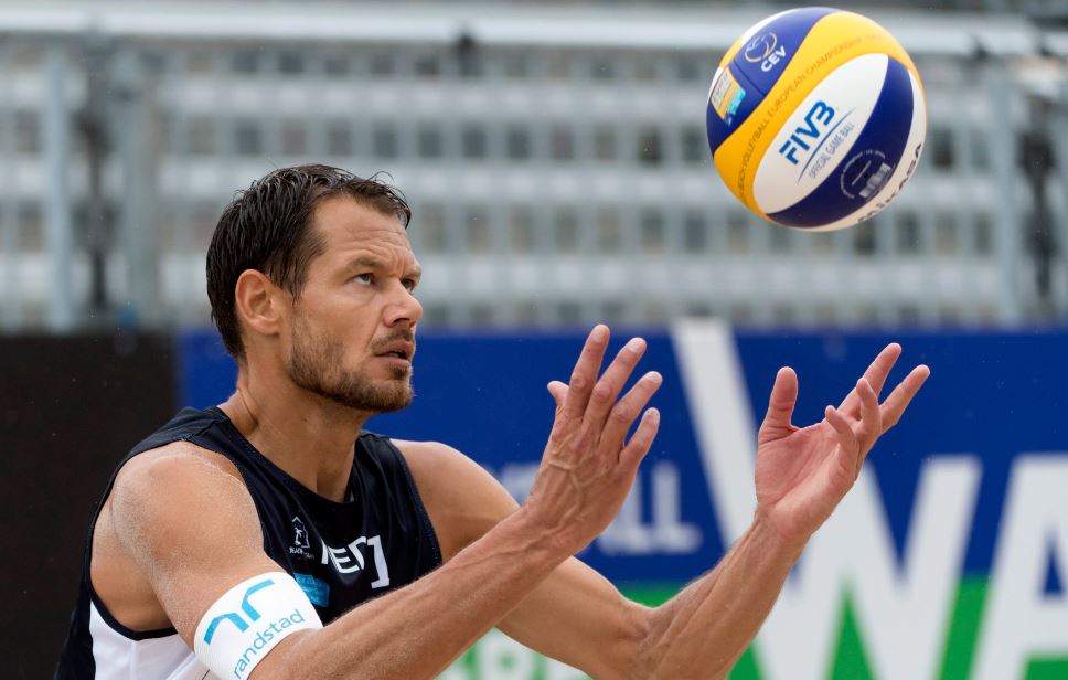 OmroepGLD's tweet photo. Beachvolleyballer Nummerdor uit Elburg trekt zich terug uit toernooi vanwege knieklachten https://t.co/UtWCqEVtMw https://t.co/tuGcEsymTp