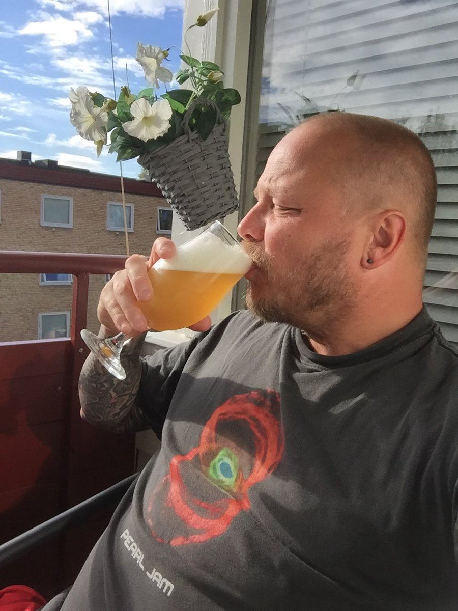 PingisPersson's tweet photo. Cheers från min balkong. #beer #steriks #öl https://t.co/c0kwoVu0dZ