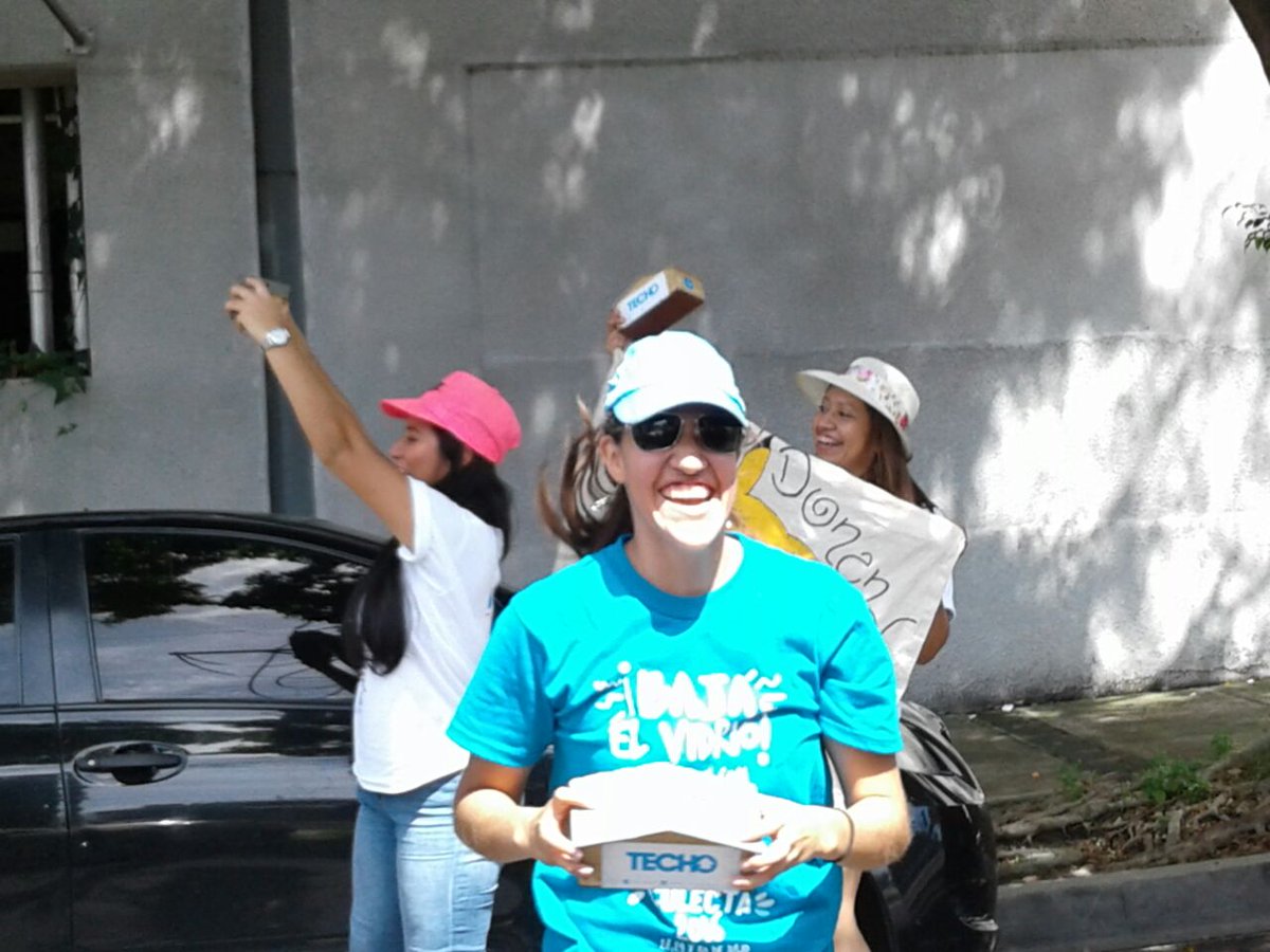vilmapassarelli's tweet photo. La alegría de los voluntarios @TECHOsv dan ganas de seguir ayudando. Colabora! #ColectaTECHO2016 #bajael vidrio https://t.co/RJOs8jAEn1