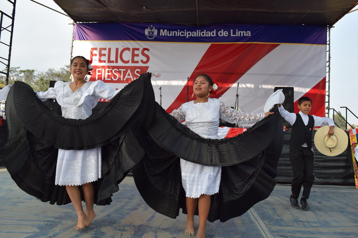 limaserpar's tweet photo. Al ritmo de la gran marinera norteña se celebró las #FiestasPatrias en el 
#parquezonal #Huiracocha. https://t.co/MbNTtMQf05