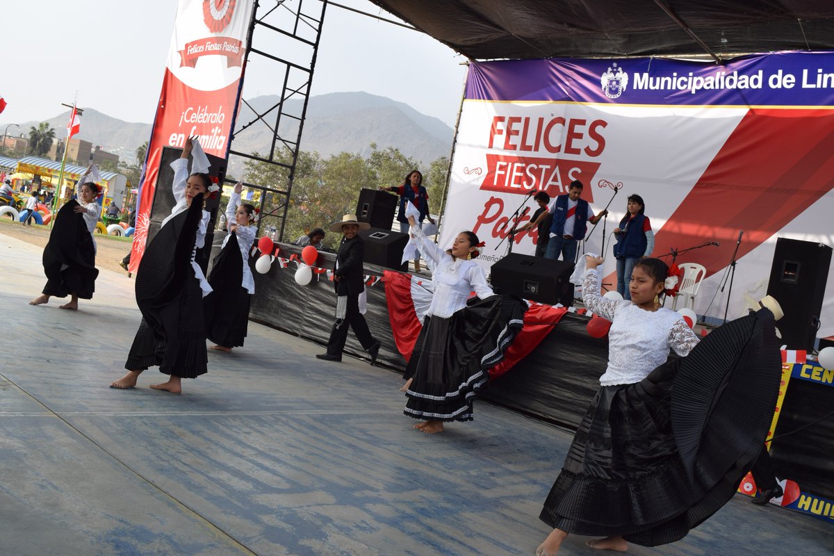 limaserpar's tweet photo. Al ritmo de la gran marinera norteña se celebró las #FiestasPatrias en el 
#parquezonal #Huiracocha. https://t.co/MbNTtMQf05
