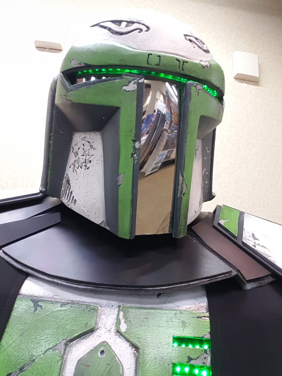 VeshokClan's tweet photo. @MechaCon #mandoselfie! #starwars #mandomercs https://t.co/kBCmii4nLf