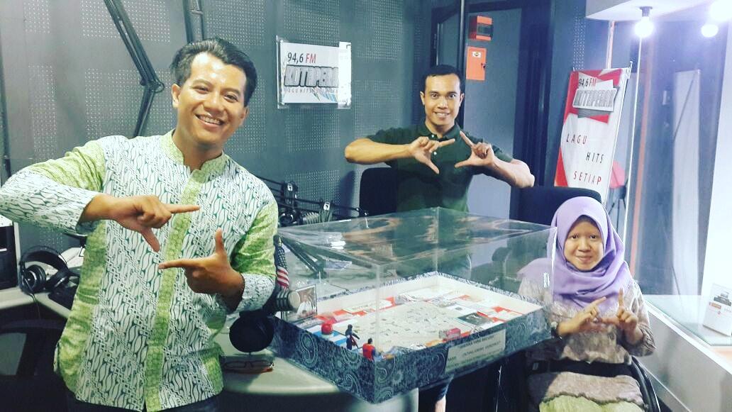 uul0102's tweet photo. Tadi Pagi ..  Talkshow @RadioKotaperak  ttg Filateli Bareng Lintang Kirana @FilateliJogja https://t.co/2WjDgxYy9b