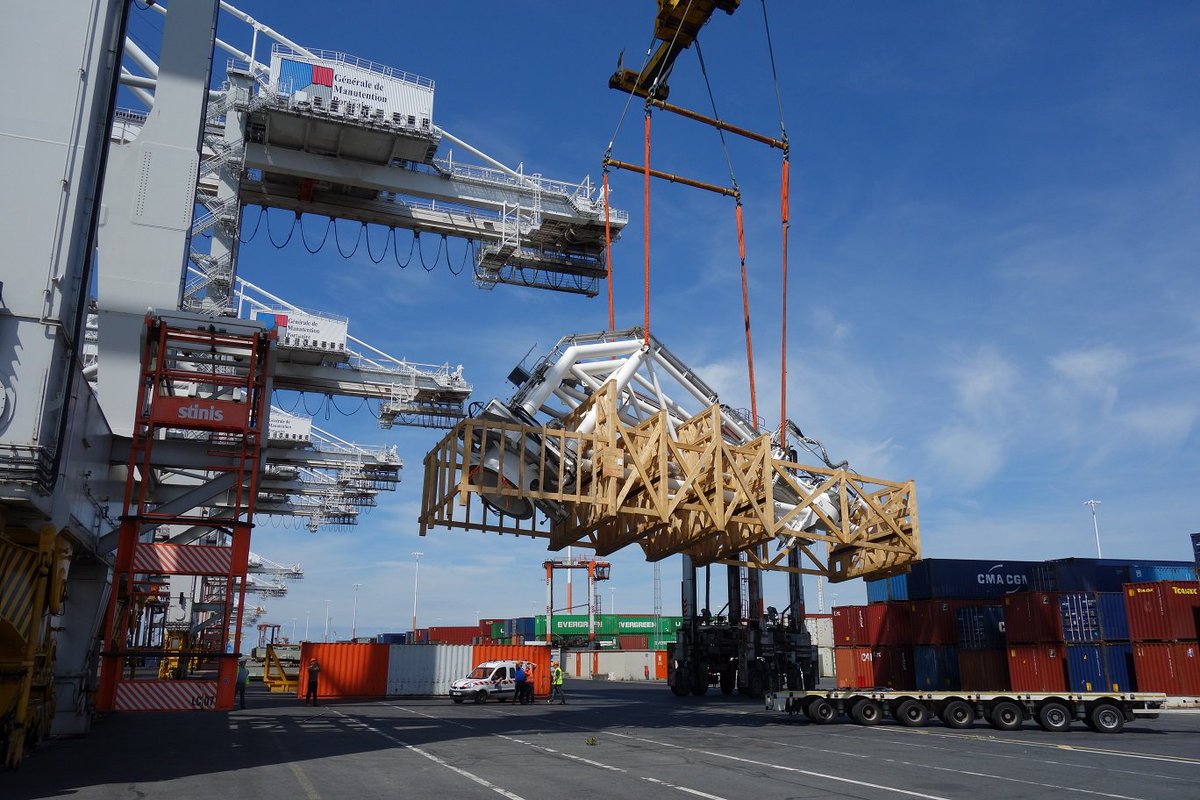 TransitTmt's tweet photo. #Transport #Chargement au #Havre du bras sur #navire #PorteConteneurs pour Busan (Corée). https://t.co/fFHEKerrxT
