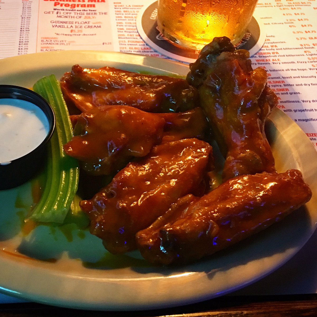 2011wings's tweet image. @winghunt happy national chicken wing day. Wings up. #NationalChickenWingDay