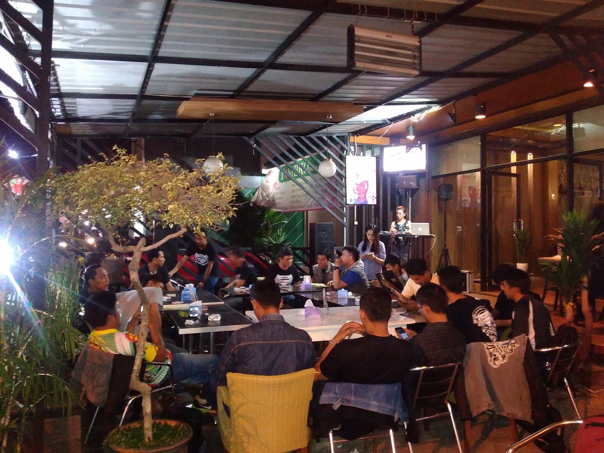 Lhost_cafe's tweet photo. Acaranya udh di mulai nih gaes kuy ah yg jauh mendekat yg deket merapat #LhostCafe #DJRirin https://t.co/yIF2NAJV24