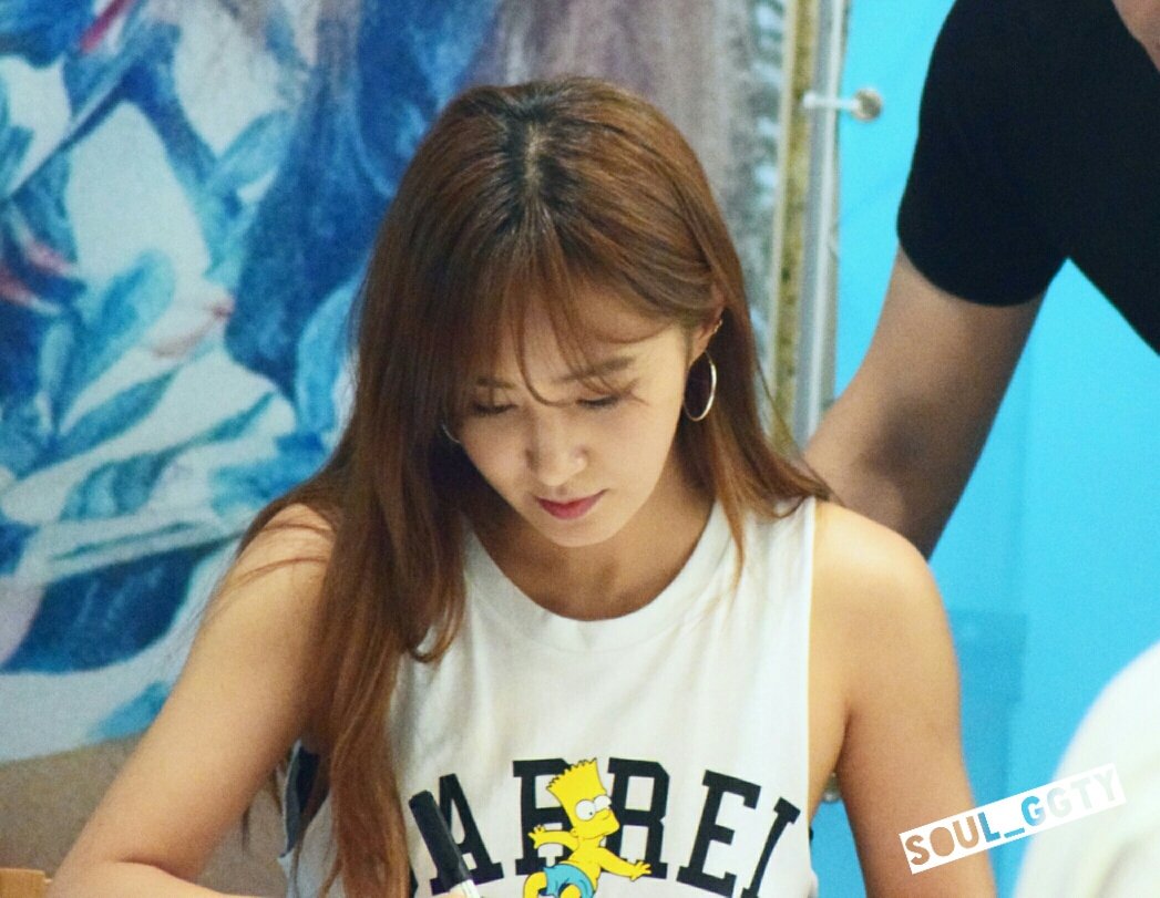 [PIC][29-07-2016]Yuri tham dự buổi Fansign cho thương hiệu “BARREL” vào chiều nay CoiMr4aVMAIDVnF