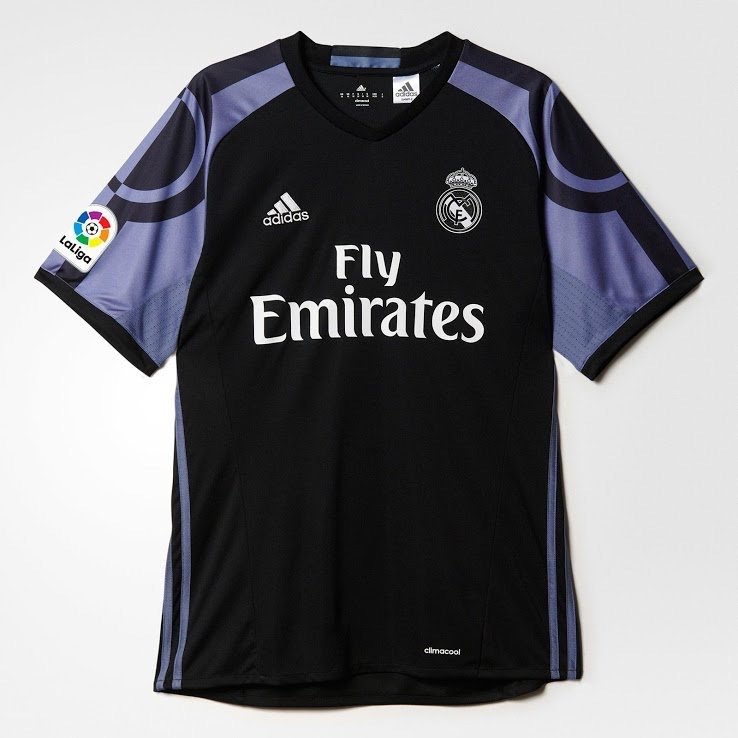 RealGomezRM's tweet photo. La nueva equipación del Real Madrid muestra en los hombros el camino desde el Santiago Bernabéu a La Cibeles. https://t.co/TfmXPjy01U