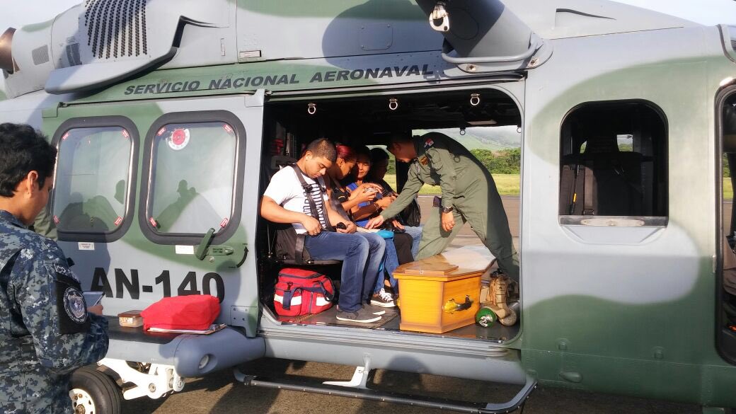 aeronavalpanama's tweet photo. En apoyo a familia ante momento de dolor AN-140 traslada féretro desde Howard hasta David/Chiriquí #SENANContigo https://t.co/uQ5CxZ68ts