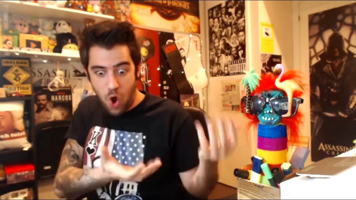 auronplay's tweet photo. Pillado mirando a su secuestrador el cual le obliga a leer chistes de mierda, por favor avisad a la policía. https://t.co/L1scFIKZOQ