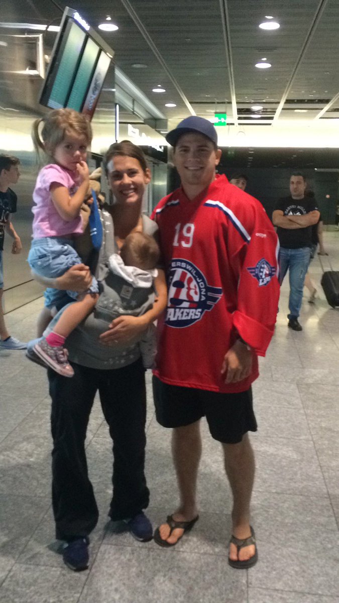 Say Hi <a href="/DionKnelsen/">Dion Knelsen</a> and family!
They just arrived in Switzerland, first time on ice next Tuesday!
#SCRJLakers